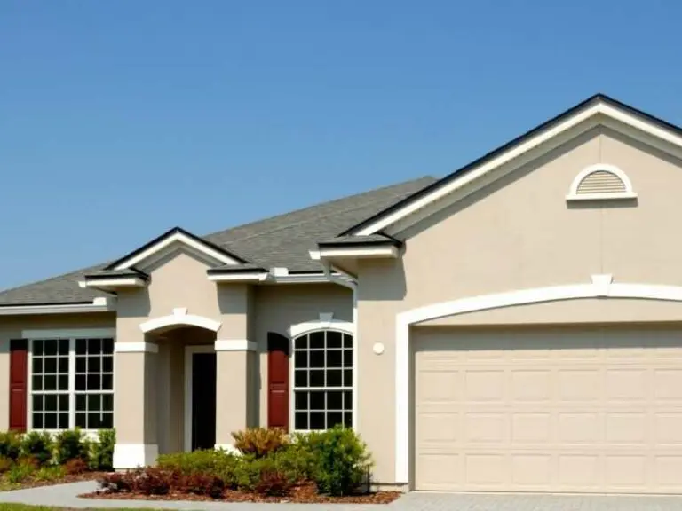 Home in Florida with seamless white gutters